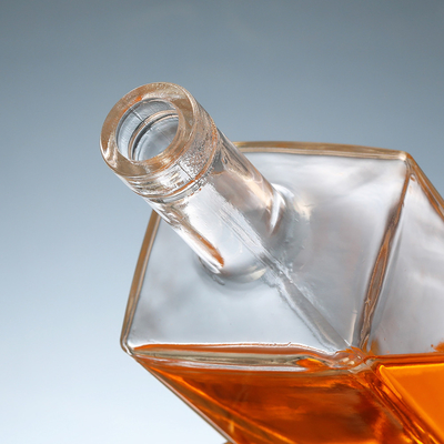 Customized 750ml Vodka Liquor Glass Bottle with Stopper and Transparent Material