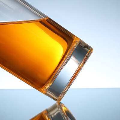 Customized 750ml Vodka Liquor Glass Bottle with Stopper and Transparent Material