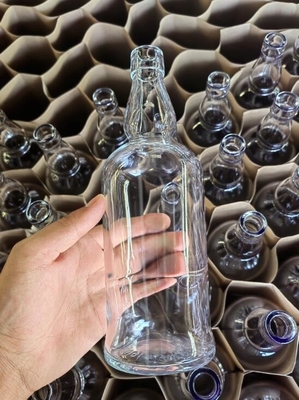 OEM Welcome 700ml Empty Glass Bottle for Customized Wine Packaging
