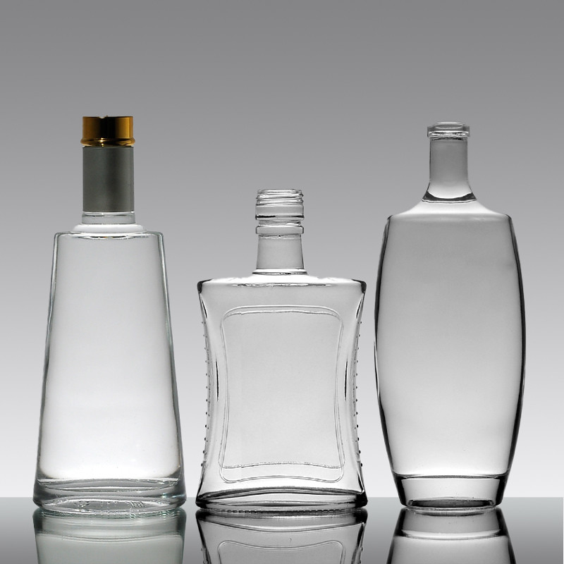 Acceptable Customized 500ml 750 ml Empty Crystal Glass Wine Bottles for Mineral Water