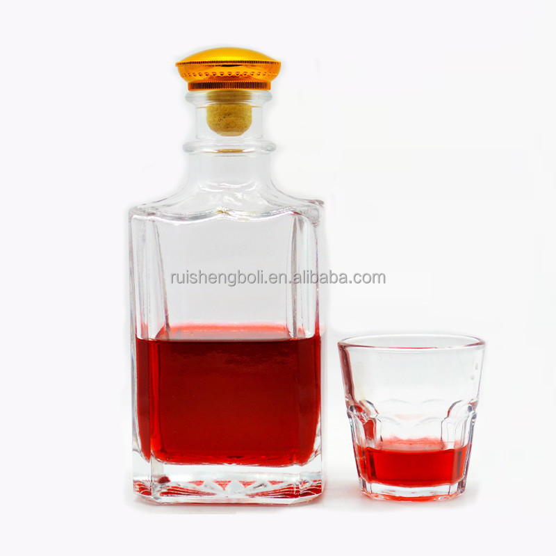 700ml Capacity Glass Bottle for White Vodka White Wine and Other Drinks Square Shape